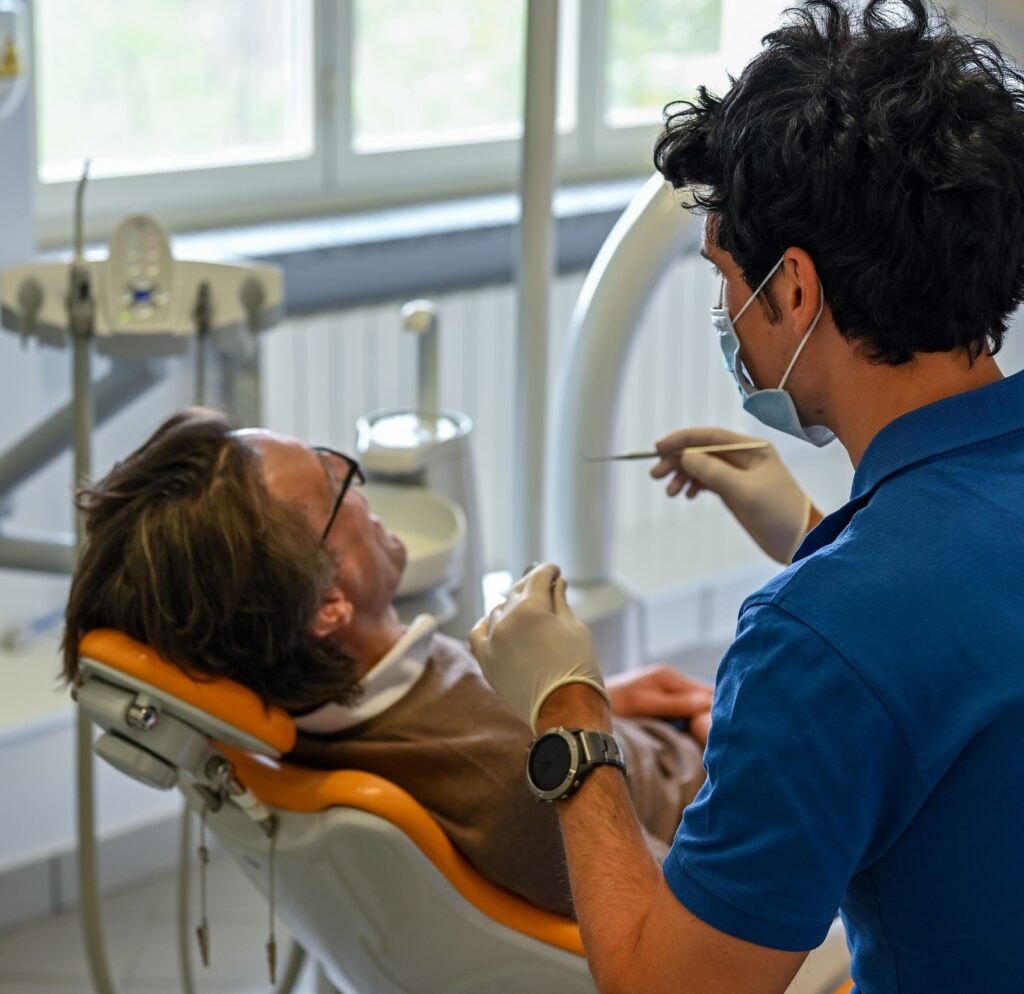 Dentista con pagamento rateale vicino a Ivrea: paziente allo Studio Dentistico Valchiusella di Alice Superiore
